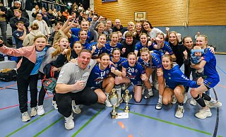 So sehen Siegerinnen aus: Die Frauen des TuS 97 Bielefeld-Jöllenbeck feiern ihren Erfolg im Endspiel des Handball-Kreispokal über das HT SF Senne. - Andreas Zobe