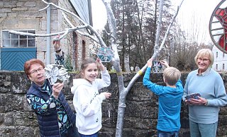 Greta (10) und Jarne (9) helfen Kreislandfrau Gaby Beckmann (l.) und Künstlerin Ingrid Heuchel bei der Vorbereitung der Bienenbau-Installation. - Burkhard Battran