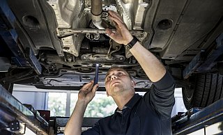 Mit der HU wird sichergestellt, dass nur Fahrzeuge am Verkehr teilnehmen, die einwandfrei funktionieren und fachlich geprüft sind. - TÜV Nord