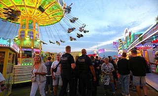 Die Präsenz der Polizistinnen und Polizisten wird von zahlreichen Besuchern des Marktes lobend kommentiert. Vielfach heißt es, sie fühlten sich sicher. - Ilka Gülker