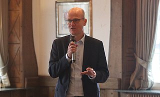 Ralph Brinkhaus spricht im Gasthof Kollmeier in Kirchlengern. - Sven Hauhart