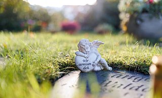 Von einem Grab in Bünde sind die Platinen mit der Inschrift gestohlen worden. - Oliver Krato