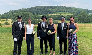 Matthias und Anna-Lena Helmes (v.l.) Königspaar Thomas Ostermann und Charlene Drewes, Jens und Corinna Kunstein. - David Schellenberg