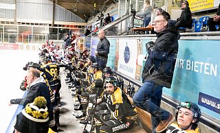 Von der Füssener Mannschaftsbank nach Ostwestfalen: Michael Bielefeld (stehend r.) wird wohl  Nachfolger von Jeff Job auf der Bank der Ice Dragons. - BENEDIKT SIEGERT