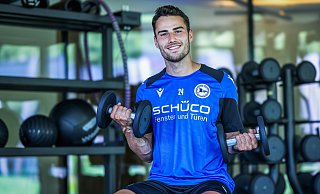 Arminia Bielefelds Neuzugang Christopher Lannert schuftet für das zweite Kapitel in Ostwestfalen – und scheut dabei auch nicht das Hanteltraining im Kraftraum. - Sarah Jonek