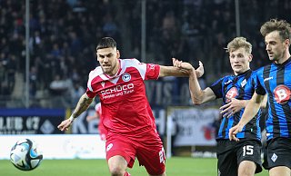 Der eingewechselte Ex-Mannheimer Gerrit Gohlke (l.) wurde nach dem Spiel von einigen Zuschauern übel beschimpft. - Imago Images