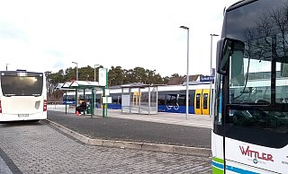 Der Bahnhof in Schloß Holte ist der Knotenpunkt des ÖPNV. Alle Busse steuern ihn an, um Fahrgästen die Weiterfahrt mit der Sennebahn zu ermöglichen. Wartezeit ist hier allerdings oft vorprogrammiert. - Sigurd Gringel