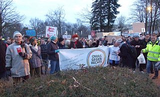 Laut Polizei rund Lübbecker hatten den Weg zur Stadthalle gefunden, um gegen die AfD-Veranstaltung zu protestieren. - Karsten Schulz