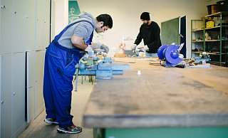 In Löhner Unternehmen arbeiten zugewanderte Menschen und noch mehr mit Migrationshintergrund. Rechtsextremismus verurteilen darum zum Beispiel zwei der größten Arbeitgeber in der Werrestadt. - Symbolbild (Archiv): Oliver Killig/dpa