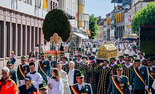 Die Reliquien des Bistumspatrons Liborius wurden in einer Sakramentsprozession durch die Stadt getragen, wie hier am Kamp. - Besim Mazhiqi/Erzbistum Paderborn
