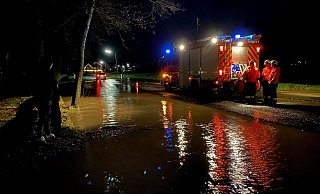 Statt zu feiern, mussten sich die Einsatzkräfte um die drohende Überschwemmung kümmern. - Feuerwehr Spenge