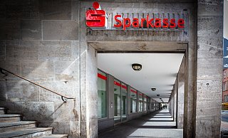 Hier wird offen mit Drogen gehandelt: Die Arkade des Sparkassen-Gebäudes an der Herforder Straße. - Mike-Dennis MŸller / www.mdm.photo