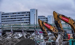 An der Universität Bielefeld sind jetzt auf einer weiteren Fläche die Abrissbagger angerollt. - Paul Brinkmann