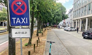 Tote Hose am Niederwall: Ein kompletter Parkstreifen ist hier am Niederwall jetzt für Taxis vorgesehen. - Jens Reichenbach