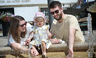 Den Sommer genießen: Das macht Familie Duncanson mit ihrer einjährigen Tochter am Brunnen am Alten Markt. - Barbara Franke