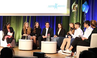Die Stipendiatinnen und Stipendiaten Anjana Logeswaran, Johanna Florentine, Nicole Schwier, Abdurrahaman Eker, Andrada Larisa Okos, Mariia Shvydenko, Pares Dogan und Ahmed Malla Aref reden mit Moderatorin Julia Ures über ihre Zukunftsziele. - Celina Allard