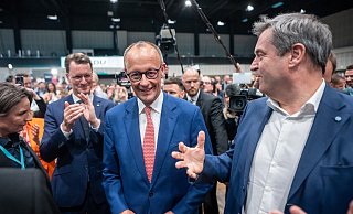 Friedrich Merz (Mitte) hat gut lachen, denn Hendrik Wüst (l.), Ministerpräsident von Nordrhein-Westfalen, und Markus Söder (CSU), Ministerpräsident von Bayern, haben ihn als CDU-Kanzlerkandidat vorgeschlagen. - Michael Kappeler/dpa