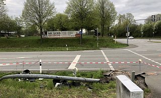 Die Ampel ist aus der Verankerung gerissen worden. - Felix Schwien