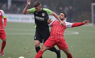 Durchgesetzt: Das hat sich hier Lohes Ricardo Squarra (l.) gegen Basam Hikmat Sulaiman (VfB). - Benjamin Bueschenfeld | benjamin@sportfoto-owl.de