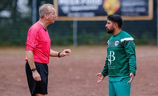 Hicrets Trainer Ugur Pamuk (r.), hier im Gespräch mit Schiedsrichter Volker Reck. Der ehemalige aserbaidschanische Nationalspieler ist nicht immer mit den Entscheidungen der Referees einverstanden. - Foto: Andreas Zobe/NW