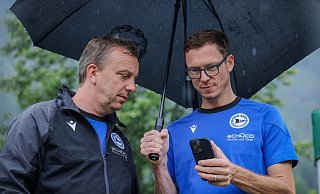 Auch die Geschäftsführer von Arminia Bielefeld, Christoph Wortmann (kaufmännischer Bereich, l.) und Michael Mutzel (Sport), haben am Donnerstag bei DSC-Fans angerufen. Sie versuchen, ehemalige Dauerkartenbesitzer für ein neues Saisonticket bei Arminia zu gewinnen. - Sarah Jonek