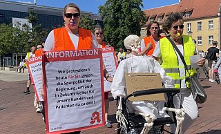 Claudia Scherrer, Sprecherin der Apothekerschaft im Kreis Gütersloh, und Susanne Gehring, stellvertretende Kreisvertrauensapothekerin führten den Protestzug durch die Gütersloher Innenstadt an. - Lena Vanessa Niewald