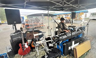 Pianist Lucas Michels trotzt dem Regen beim ersten Feierabendmarkt auf der Landesgartenschau. - Simone Flörke