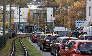 Wegen des Umbaus am Adenauerplatz bilden sich auf der Kreuzstraße lange Staus. Im Januar 2023 kommt dann die Vollsperrung. - Oliver Krato