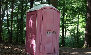 Insgesamt vier Mobil-Toiletten brannten auf einem Anhänger auf dem Schotterparkplatz Zur Gartenschau in Schloß Neuhaus. - Pixabay/Antranias