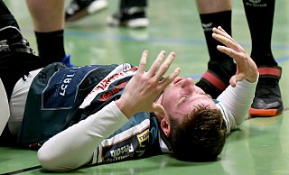 Mennighüffens Lukas Mailänder, hier direkt nach seiner schweren Knieverletzung, zugezogen im Heimspiel gegen den Soester TV am Sonntag, 23. Februar 2020. Im Oktober spielte er kurz wieder, doch die Schmerzen kamen zurück. - Jürgen Krüger