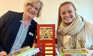 Claudia Jostwerner (l.), die Leiterin der Sennebücherei, ist glücklich, dass die Volksbank Delbrück-Rietberg, hier vertreten durch Stefanie Scherf, die Leihe des roten Buchfindomats finanziert hat. - Jens Reddeker