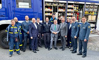 Landrat Christoph Rüther, NRW-Innenminister Herbert Reul, Bürgermeister Michael Dreier und BBK Präsident Ralph Tiesler besuchten die einzelnen Stände der Hilfsorganisationen, hier beim THW. - Carola Drabon
