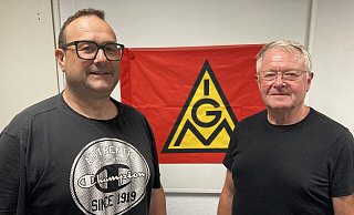 Peter Kleint (r.), langjähriger Erster Bevollmächtigter der IG Metall Herford, geht im November in den Ruhestand und gibt seinen Posten an Markus Krecht ab. - Matthias Bungeroth