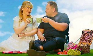 Happy End für den total verknallten Verehrer: Maite und Marcus picknicken zusammen auf der fiktiven Wolke sieben. - Screenshot: Youtube/"Ich find Schlager toll"