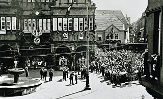 Ein Aufmarsch auf dem Paderborner Rathausplatz. Es ist nicht bekannt, wann dieses Foto entstanden ist. - Stadt- und Kreisarchiv Paderborn