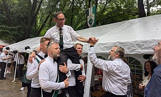 Jörg Hollensteiner ist der König im Jubiläumsjahr des Schützenvereins Schweicheln-Bermbeck. Auf den Schultern wird er über den Festplatz getragen. - Susanne Blersch