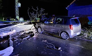 In Rahden war ein Auto gegen einen Baum gefahren. - Feuerwehr Rahden