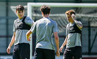 Mateo Biondic (links) und Luca Stellwagen (rechts) tragen im Training des Fußball-Drittligisten SC Verl ein schwarzes, hautenges Top. - Teresa Kröger
