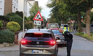 Die Präsenz von Ordnungsamt und Polizei zeigt Wirkung an der Grundschule Falkstraße. - Claus Frickemeier