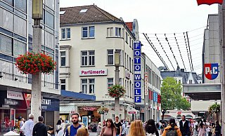 Die Bahnhofstraße gehört zu den Top 100 der deutschen Shoppingmeilen. Da sollte auch Platz für ein Warenhaus sein. - Barbara Franke