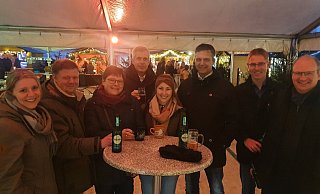 Mitarbeitende der Volksbank Brilon-Büren-Salzkotten nutzen das große, offene Zelt, das im Mittelpunkt des Hüttendorfes steht, zum gemütlichen Afterwork-Meeting. - Regina Brucksch