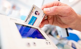 Ein E-Rezept kann auf der Gesundheitskarte hinterlegt werden. - dpa/Fabian Sommer