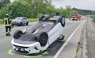 Eines der Fahrzeuge überschlug sich und blieb am Ende auf dem Dach liegen. Es kommt zu Staus. - Andreas Eickhoff