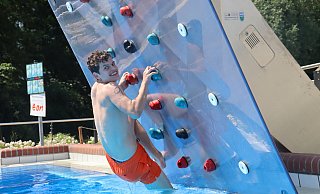 Die Kletterwand am Sprungturm gehört zu den Highlights im Freibad des Aqua Fun in Kirchlengern. - Jenny Westhues