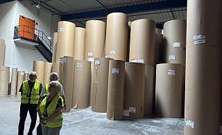 Die großen Papierrollen wiegen rund drei Tonnen und sind 2,80 Meter breit. - Ingrun Waschneck