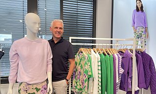 Lila und Grün kommen im Februar 2024 von Brax in die Läden. Die Materialien: hochwertige Baumwolle und leichter Strick. - Natalie Gottwald