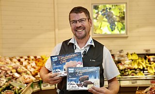 Marktleiter Stefan Just hat uns verraten, warum es diese weihnachtlichen Produkte im August in der Tiefkühltruhe gibt. - Peter Unger
