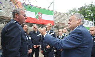 NRW-Innenminister Herbert Reul kam Anfang Juni 2023 zum Richtfest an der künftigen Polizeiwache an der Trakehner Straße in Espelkamp. Er nahm sich während seines Besuchs in Espelkamp Zeit, um mit den Beamtinnen und Beamten zu sprechen. - Archiv Joern Spreen-Ledebur
