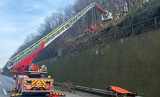 Der Mann musste mit schwerem Gerät befreit werden. - Feuerwehr