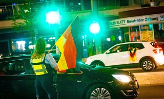 Viele Bielefelder würden sich wünschen, dass die Polizei auch jetzt bei Autokorsos auf dem Jahnplatz ein EM-Auge zudrückt. - Mike-Dennis Müller